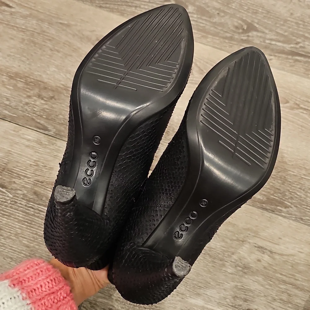 [Like New] ECCO Black Leather Snakeskin Textured Ankle Booties Sz 36